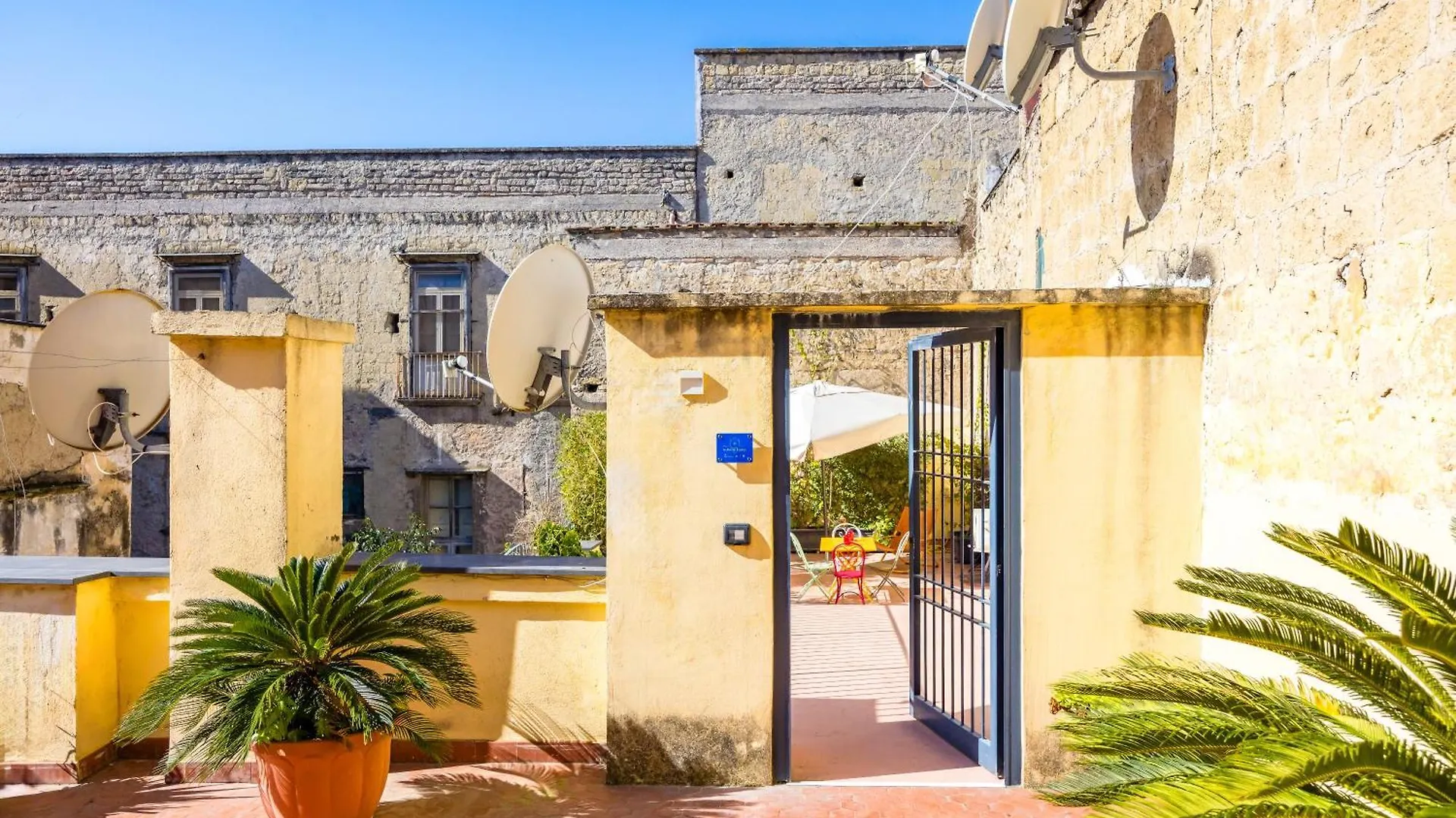 La Terrazza Nel Centro Di Napoli Con Parcheggio Privato Lejlighed 0*,